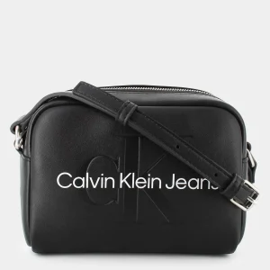 12220-01RSCULPTED CAMERA BAGBLACK- TRACOLLE^CALVIN KLEIN JEANS Best Sale